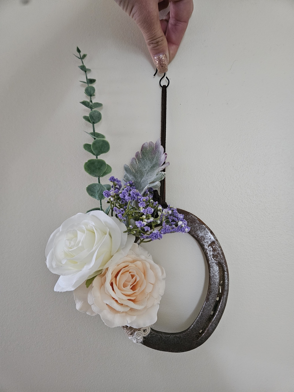 Rustic Horseshoe Wall Hanging with White and Peach Flowers